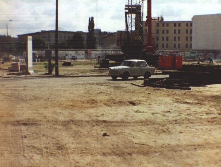 La Potzdamer Platz nel '91 e negli anni successivi è un cantiere. Iniziano a costruire, ma ci sono ancora immensi spazi vuoti.