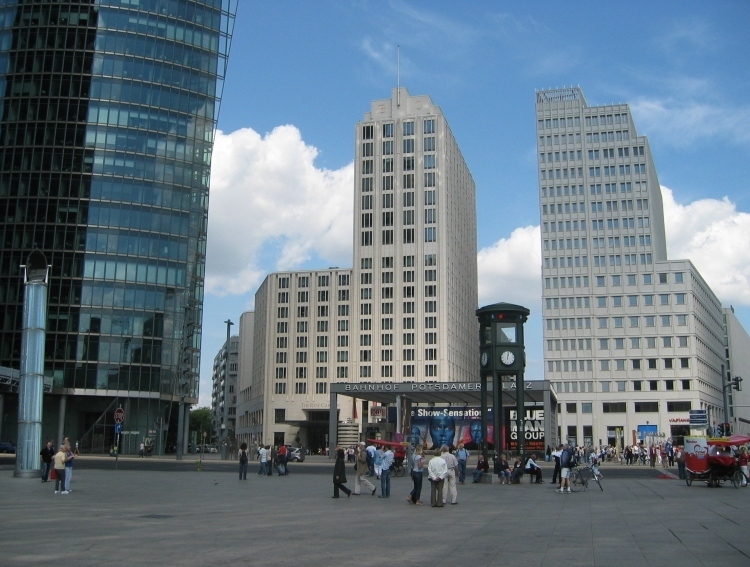 Nel 2008 la Potsdamer Platz è irriconoscibile: Palazzi a dismisura, strade, auto - tutto luccica di soldi.