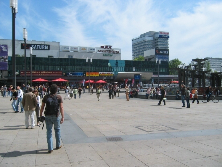 Ripulito anche l'Alexanderplatz e riempito di consumismo: negozi di sport e di elettronica, costosi bar...