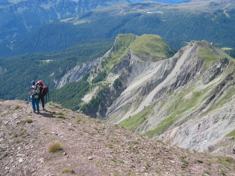 Due escursionisti sulla Forca Rossa guardano il panorama.