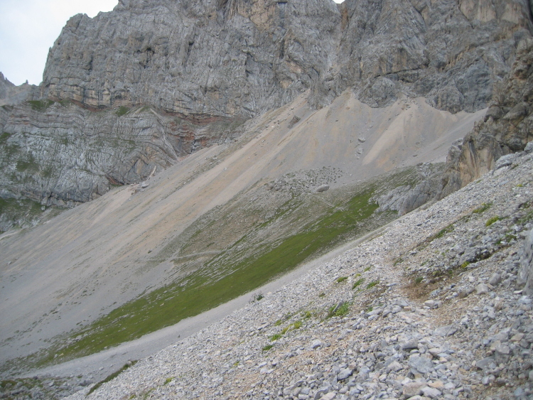 L'ultima parte del sentiero 693 prima di arrivare sopra il rifugio Fuchiade ha una possibile deviazione tra i sassi.