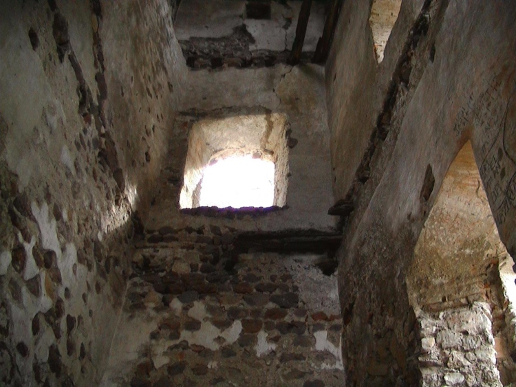 All'interno della torre i muri sono ancora da ripulire. In cima si vedono i travi rotti di un soffitto di legno.