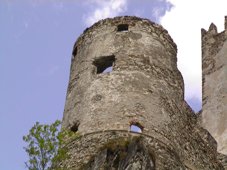 Una torre verso sud vista dall'esterno.