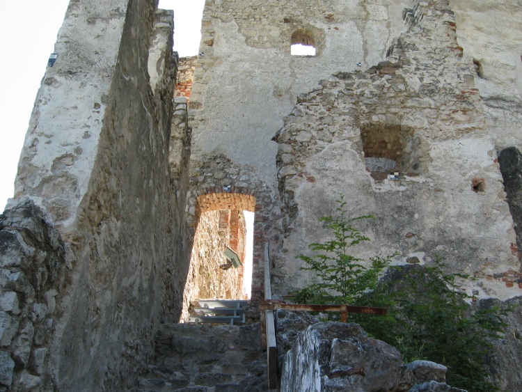 Vengono ripuliti gli scalini che portano al primo ricetto dove si trova il mastio (torre).