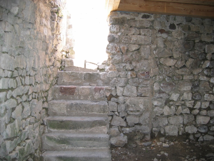 Una foto dall'interno della cantina verso gli scalini per uscirne.