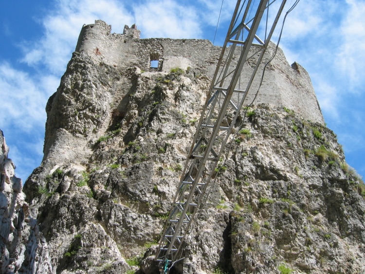 Il primo ricetto costruito sulla roccia visto dalla cinta muraria.