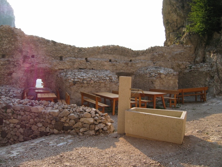 All'interno del cortile è stata posizionata una fontana di pietra dalla forma regolare.