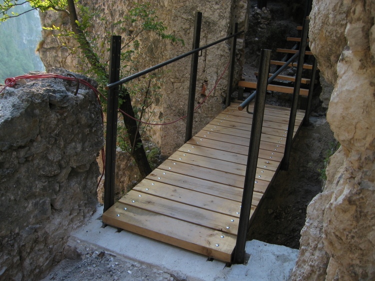 Dove negli ultimi anni c'era solo un'asse per collegare il camminamento della cinta muraria con l'interno del castello ora c'è un piccolo ponticello di legno con ringhiera in ferro.