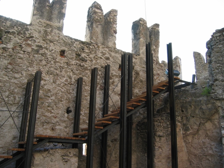 Le nuove scale di legno e ferro che salgono dal secondo ricetto verso le scale di pietra che entrano nel primo ricetto.