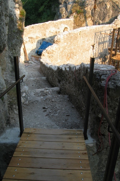 Il ponticello in primo piano e dietro il camminamento della cinta muraria.