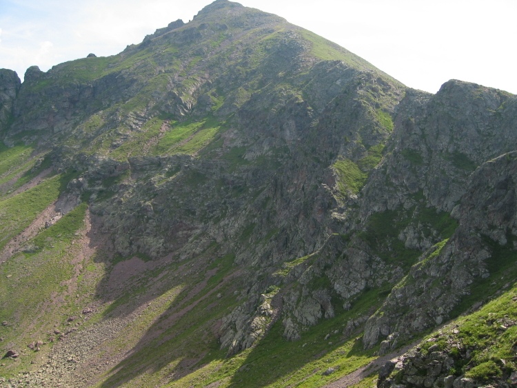 Il Monte Ziolera visto dalla prima forcella. A sinistra il pendio di rocce ed erba.