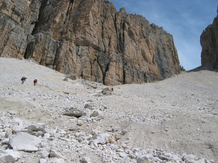 Dopo una prima parte di sentiero nei prati ci troviamo su un sentiero ghiaioso direttamente sotto la forcella del Pordoi.