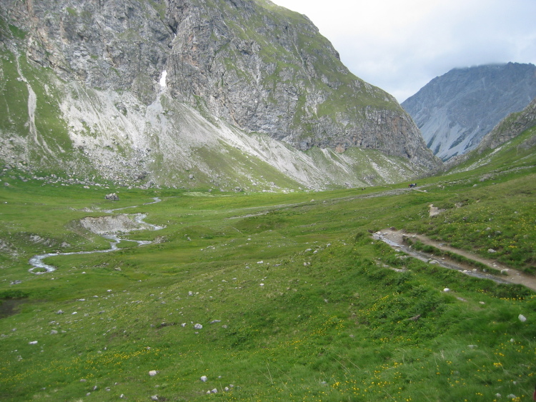 Oltre il rifugio Sesvenna si arriva alla Gola di Uina. Il sentiero attraversa i prati, oltrepassando il punto più alto, lo Schlinigpass a 2.309 metri.
