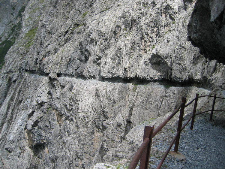 Il sentiero è scavato nella roccia e a tratti è presente una ringhiera. Da qui si vede tutto il tracciato nella roccia, a strapiombo sulla gola.