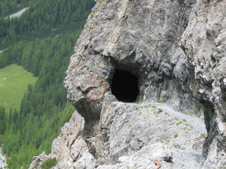 Lungo il sentiero sulla roccia ci sono due piccoli tunnel. Sono bui e bagnati e il primo di questi ha un'apertura verso lo strapiombo. La ringhiera di protezione in molti punti è rotta.
