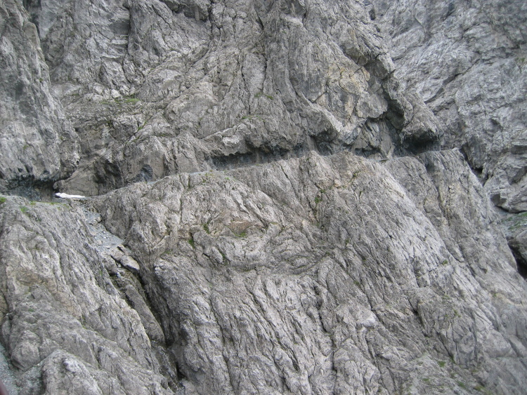 La roccia, sopra e sotto il sentiero, ha delle bellissime forme, sembra crema.
