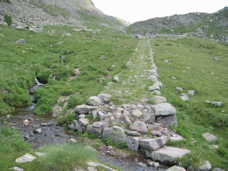Sentiero costruito con pietre ormai coperte anche dall'erba.